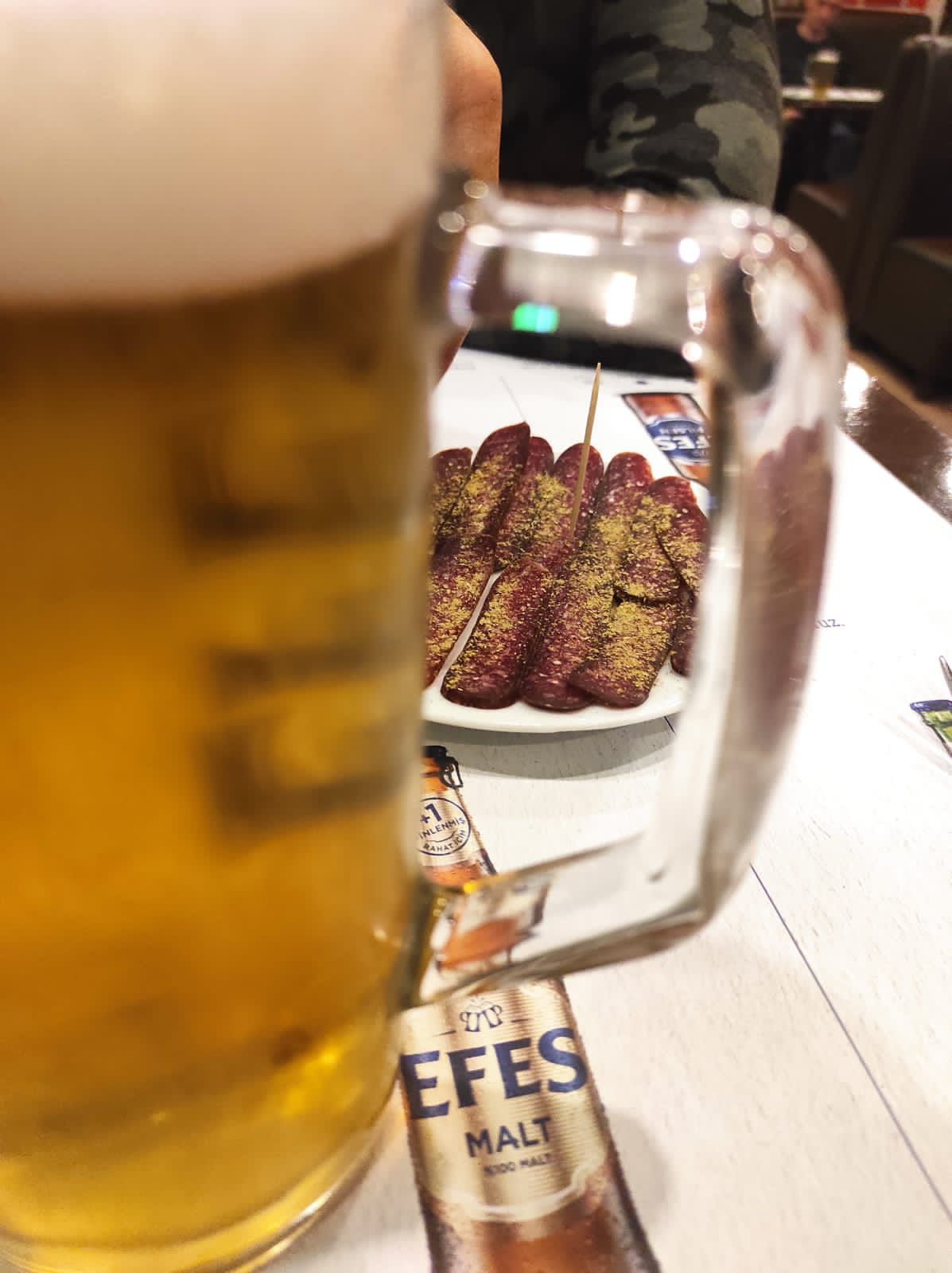 Sucuk tabağı ve soğuk Efes