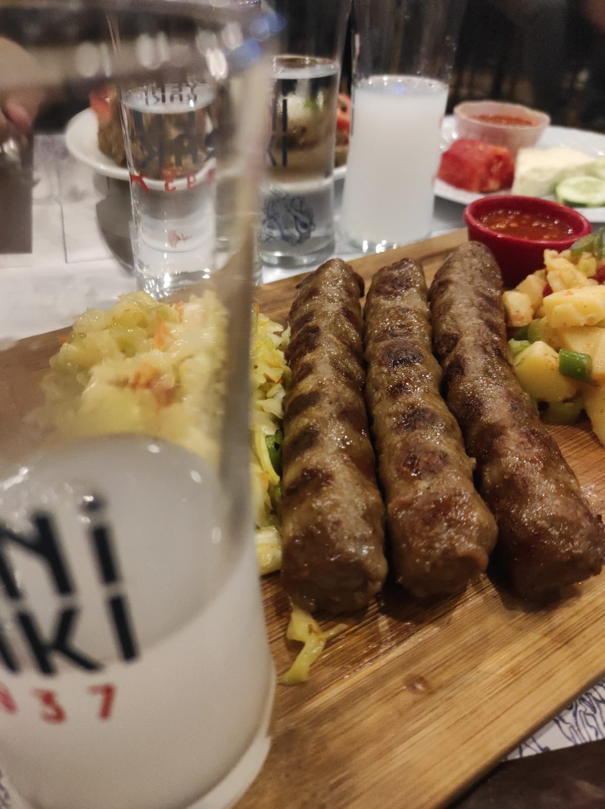 Izgara kebapçe, rakı ve mezeler